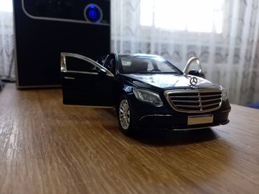 Igračke: Nov metalni Mercedes E-klasa uradjen u razmeri 1:24. Mogu da mu se — 6