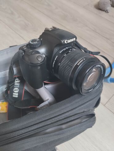 Фотоаппараты: Зеркальная фотокамера Canon с китовым объективом Canon EF-S 18–55mm