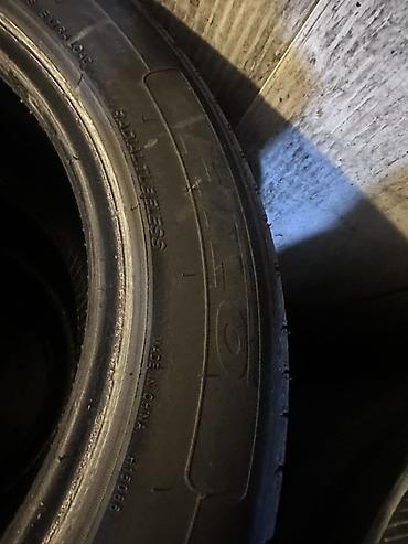 Şin və təkərlər: 225/55 R16 ölçülü avtomobil şinləri. Yan divarında görünən — 1