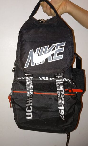 Маски, очки: Nike loqolu qara rəngli uniseks bel çantası. Çanta qapaqlı əsas