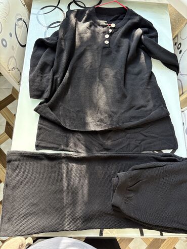 Dəstlər, kostyumlar: Kostum yaz ayları ucun pambıq serın yenıdır 65 azn alınıb 30 azn — 8