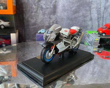 Avtomobil modelləri: Коллекционная модель Aprilia RSV 1000R White Red 2006 Maisto Scale — 9