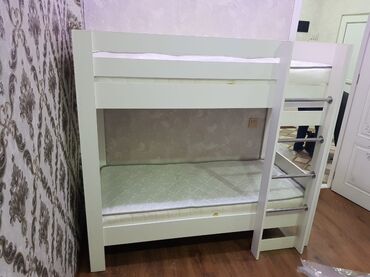 Tofas: Ağ rəngdə iki mərtəbəli çarpayı - Kompakt, müasir dizayn: düz xətlər