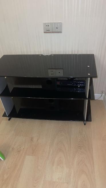 Şüşə TV stendi Heç bir defekti yoxdur. Yeni kimidir. Maraqlananlar