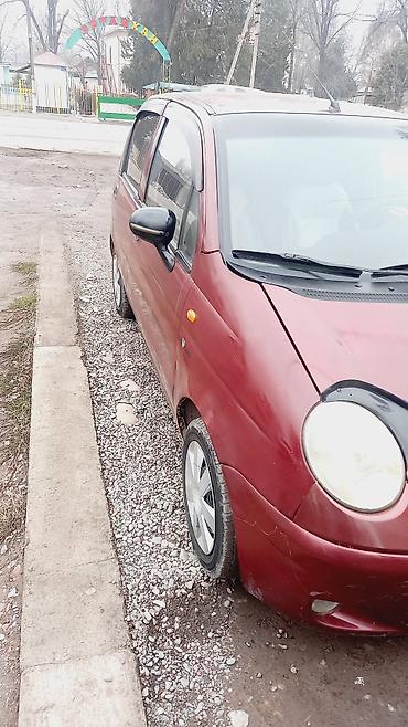 Другие автомобили: Компактный городской хэтчбек бордового цвета. Основные особенности: - — 1