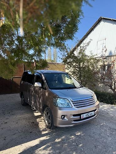 892 2: Toyota Noah: 2003 г., 2 л, Автомат, Бензин, Минивэн — 1