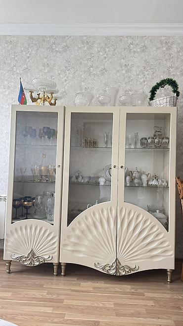 kitab rəf: - Uşaq üçün iki mərtəbəli çarpayı: mavi-ağ rəngdə, yuxarı və aşağı — 2