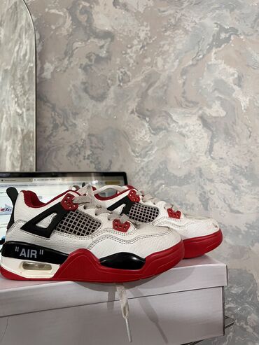 вечернее платье с: Детские кроссовки 👟 
Jordan
Цена 1200
