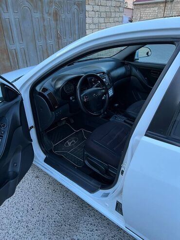 Hyundai: Hyundai Elantra: 2 l | 2008 il Sedan — 4