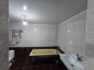 Продажа коттеджей и домов: -Срочно продается двух комнатная квартира в барачном доме, вход — 15