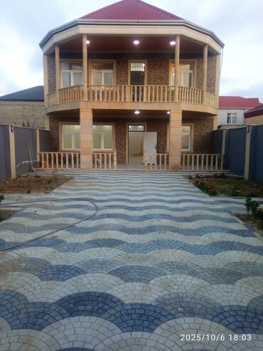 Həyət evləri və villaların satışı: İki mərtəbəli, geniş həyət sahəsi olan fərdi ev. Xüsusiyyətlər: - — 2