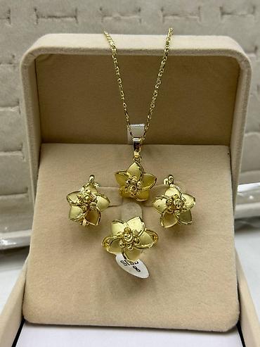 Наборы украшений: Наборы ювелирных украшений в подарочных коробках. 1) Комплект в стиле — 7