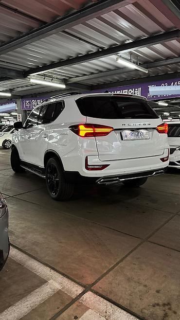 Другие детали кузова: Внедорожник (белый кузов, белый элементы) Ключевые особенности: - — 7