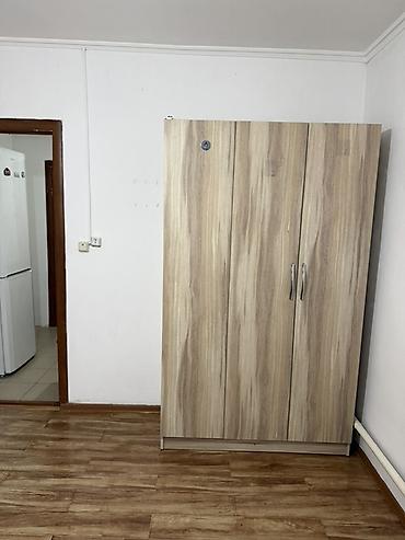 Долгосрочная аренда комнат: Сдается простая меблированная комната с отдельной кухней. Планировка — 4