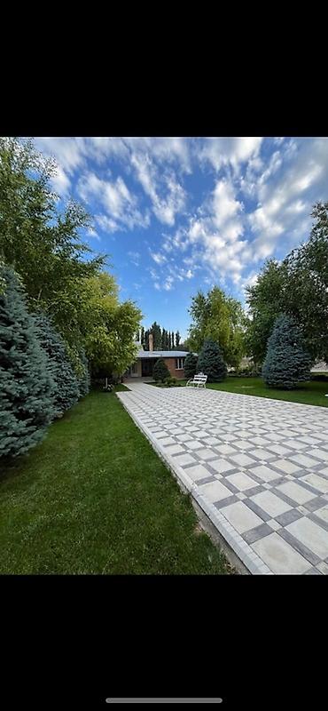 Продажа коттеджей и домов: Продается дом в городе Токмак * Комнаты: 5 спален большой зал — 1
