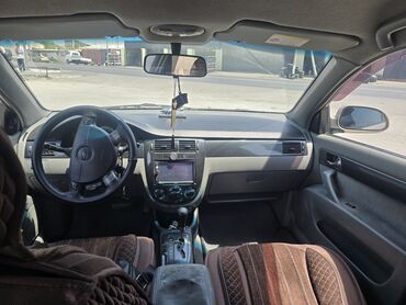 передний бампер пассат б4: Седан Chevrolet Lacetti бежевого цвета, оснащенный четырехдверным