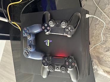 controller ps3 original: PlayStation 4 Pro (PS4 Pro) с тремя беспроводными геймпадами DualShock — 1