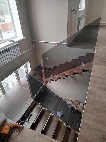 Деревянные лестницы: Деревянная лестница Для дома, Бесплатный замер, Вид дерева: Сосна, Форма лестницы: Много-маршевая, Стиль: Классический — 23