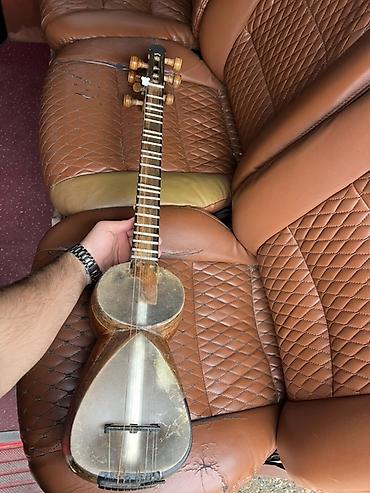 deri çanta: Satılır tar aləti. Milli simli musiqi alətidir. Şəkillərdə göründüyü — 4