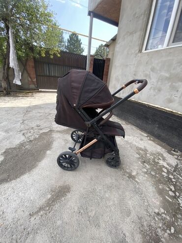 современные коляски для новорожденных: Коляска, цвет - Черный, Б/у