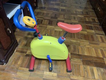 детский стульчик для кормления в: Детский гарнитур, цвет - Желтый, Б/у