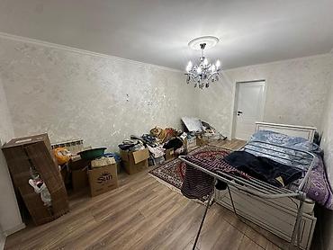 ev menzil: Satilir 5 mertebeli binanin 2 mertebesi 3 otaqli yeni temirli menzil — 8