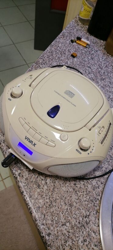 Pojačala i prijemnici: Radio veći VIVAX sa ispravnim CD i USB
Lep Radio
 Mirjevo — 12