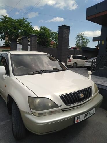 Toyota: Продается внедорожник Toyota Harrier белого цвета с золотистой нижней