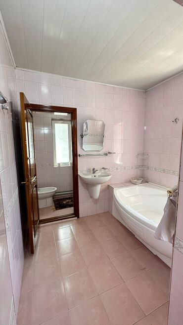 Долгосрочная аренда домов: 305 м², 6 комнат, Утепленный, Бронированные двери, Балкон застеклен at lalafo.kg — 6 Долгосрочная аренда домов: 305 м², 6 комнат, Утепленный, Бронированные двери, Балкон застеклен — 6