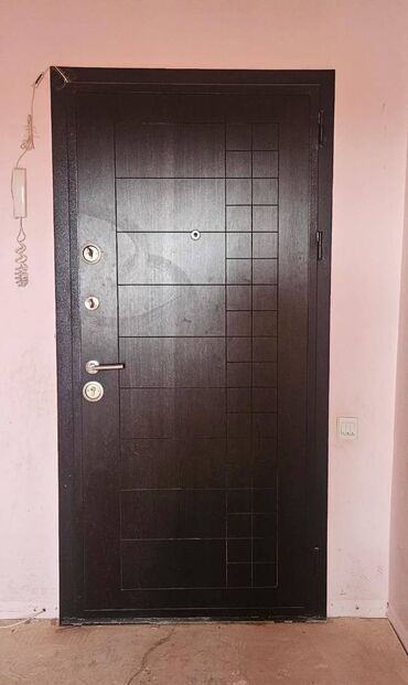 avropa qapsi: Agır seyf qapıdır. Tam ideal vəziyyətdədir Cızıgı belə yoxdur İçəri