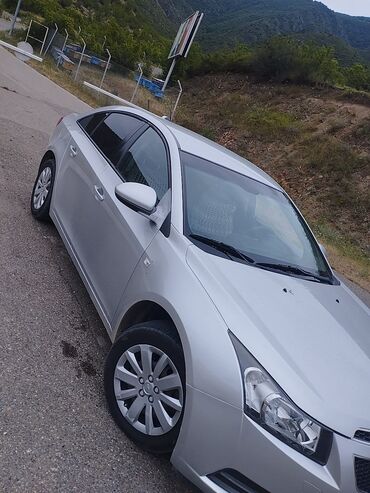 Chevrolet: Chevrolet Cruze sedan – gümüşü rəng Əsas məlumatlar: - Model — 8