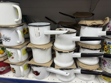 Кастрюли: Набор эмалированных кастрюль и другой посуды, украшенной — 4