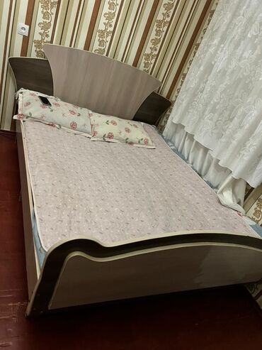 такта жыгач: Кровать с декоративным изголовьем и изножьем, выполненная в