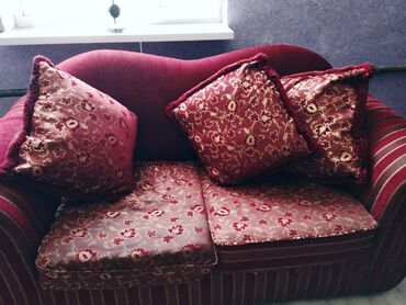 старинный диван: Прямой диван, цвет - Красный, Б/у