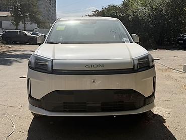 споилер: AION V — электрический кроссовер (белый цвет кузова). Кузов и — 3