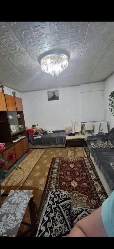сдаю стом кресло: 65 м², 4 комнаты, Парковка, Забор, огорожен