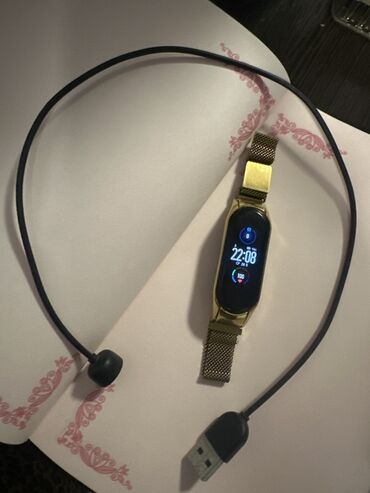 jack a7: Фитнес-браслет с металлическим ремешком золотистого цвета. На экране