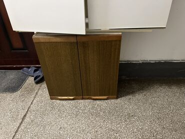 lavabo sa ormaricem dimenzije: Tri viseća dela/ormarića i jedan podni sa tri manje i jednom većom