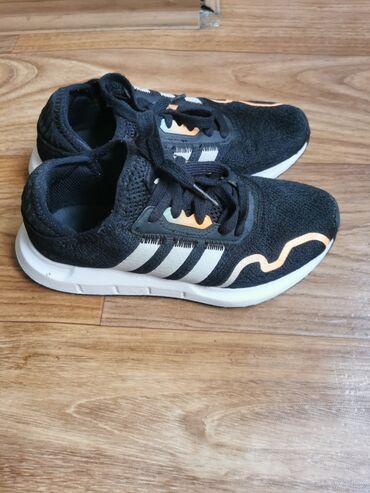 Кроссовки и спортивная обувь: Оригинальные кроссовки Adidas. Размер 35.5 в отличном состоянии
