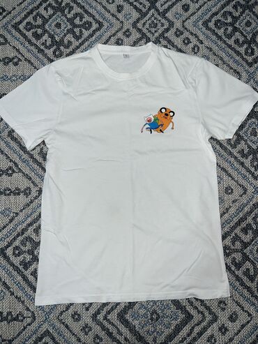 Продаю белую футболку с персонажами Фин и Джейк из мультфильма «время