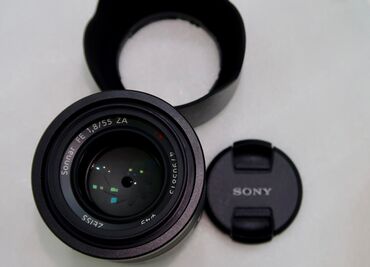 fotoapparat soni lens: Sony Carl Zeiss Sonnar T* FE 55mm F1.8 Liza yenidən fərqlənmir, çox