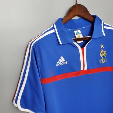 Спортивная форма: Продаю ретро футболку сборной Франции.🇫🇷 Абсолютно новая. Стикеры