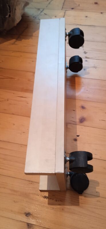 qoz taxta: Taxta təkərli platforma / mobil baza - Mater ial: ağ rəngli taxta