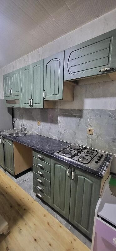 Kondisionerlər: Metbex mebeli 250m. Ölçü 2m5sm. Üstünde qaz ve moyka verilir. Ünvan