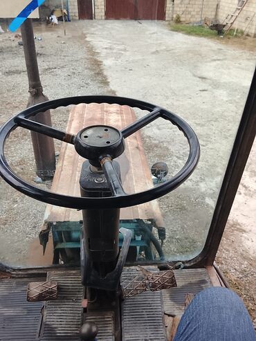 Traktorlar: Kənd təsərrüfatı üçün tək kabinalı təkərli traktor Xüsusiyyətlər: - — 1