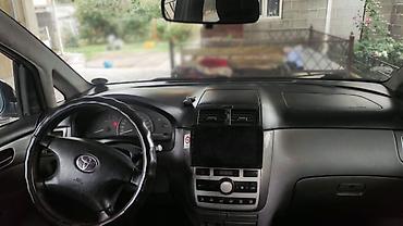 Унаа: Toyota Avensis Verso: 2002 г., 2 л, Кол менен иштөөчү, Бензин, Вэн/Минивэн — 3