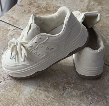 обувь для футбола для детей: ✨Белоснежные, стильные и такие кокетливые кроссовки ждут свою