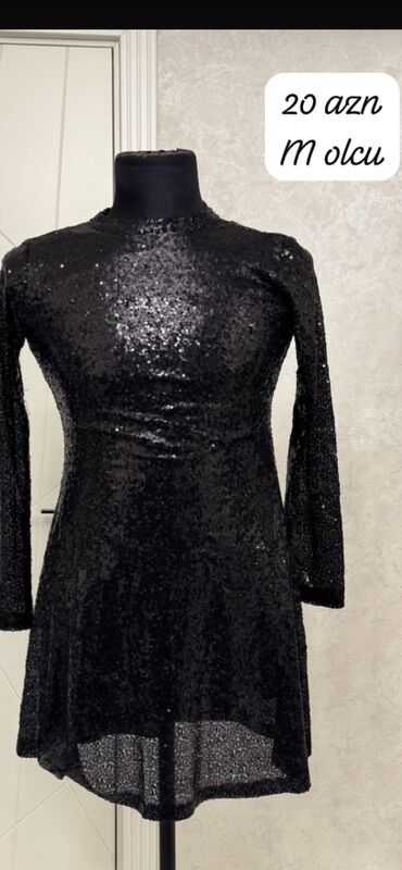 Dəstlər, kostyumlar: Qadın geyimləri 1) Bej rəngli trikotaj dəst – 10 AZN - V-yaxa — 25