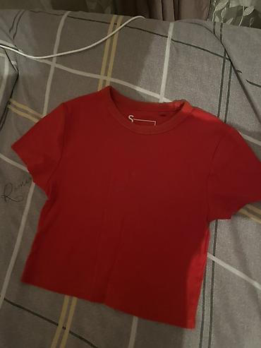 Qısa qollu qırmızı crop-top - Rəng: parlaq qırmızı - Model: klassik