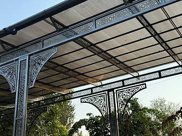Кованые навесы и pergola-конструкции с декоративными панелями -